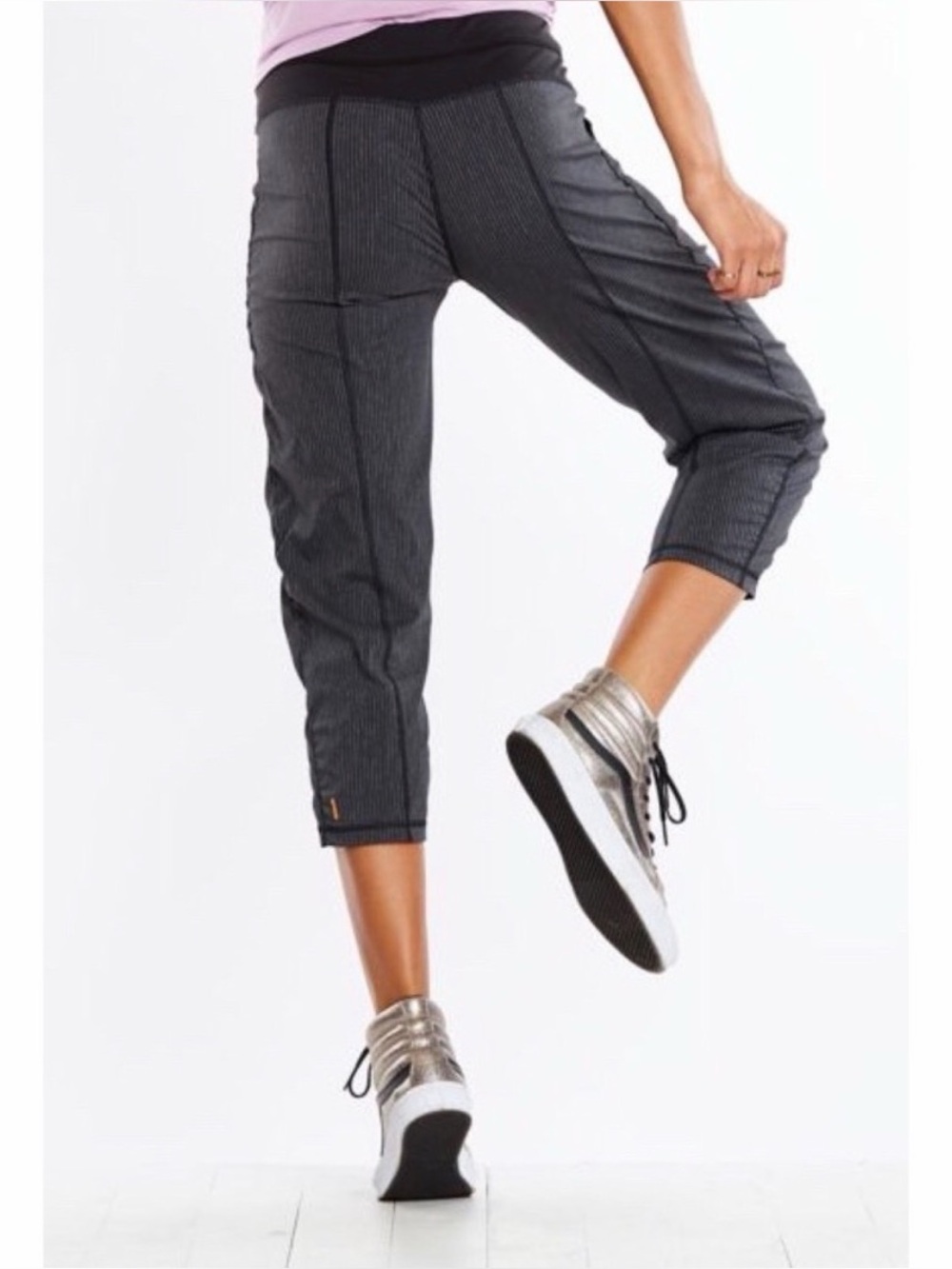 Lucy Get Going Active Cropped Pants in Heathered Gray/Black.